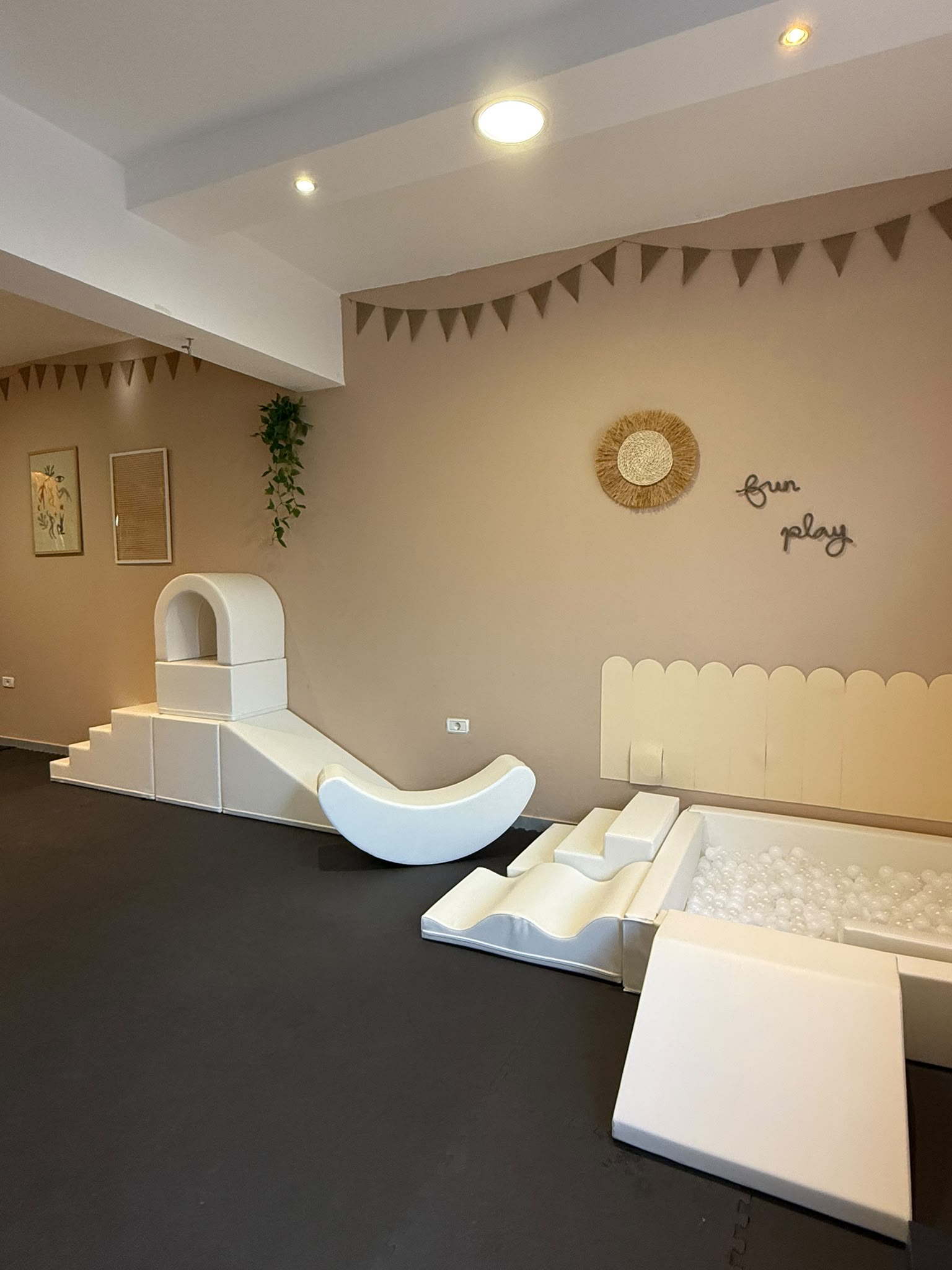 Bijeli Soft Play i bazen s lopticama